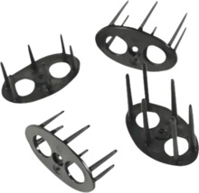 Fyra gräskantfästen av metall med spikar för fixering i marken.