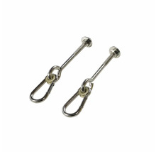 Två skruvar med karbinhakar som fästelement