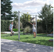 Lekscen i trädgården med gunga, lekande barn och gräsmatta