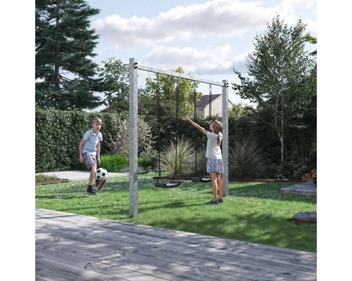 Lekscen i trädgården med gunga, lekande barn och gräsmatta