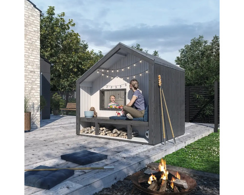 Trädgård med lekstuga i trä, lägereldsplats och sittplatser