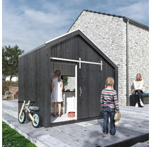 Lekstuga i trä med skjutdörr, lekkök och barn på en träterrass