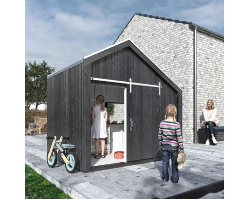 Lekstuga i trä med skjutdörr, lekkök och barn på en träterrass