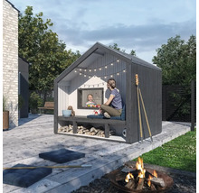 Lekhus med mor och barn i trädgården, upplyst med en ljusslinga