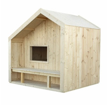 Lekstuga i trä med fönster och sittbänk