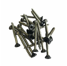 En hög med träskruvar med försänkt huvud