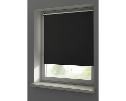 Vy över ett fönster med en svart rullgardin.