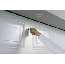 Hand som låser ett garageport