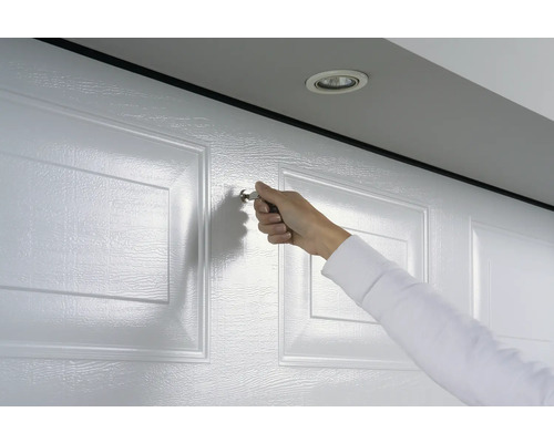 Hand som låser ett garageport