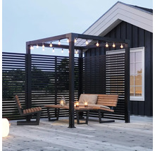 Pergola med sittgrupp och ljusslinga i trädgården