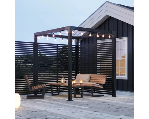 Pergola med sittgrupp och ljusslinga i trädgården