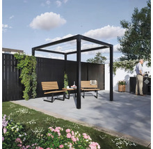 Trädgård med pergola, sittbänkar och bord på en stenlagd yta