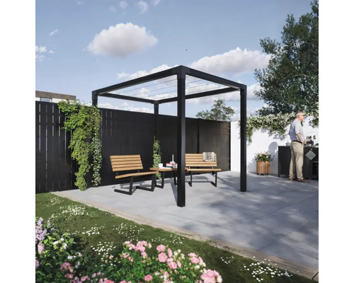 Trädgård med pergola, sittbänkar och bord på en stenlagd yta