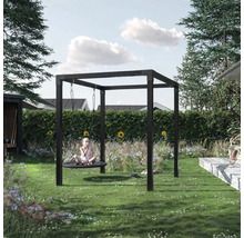 Gunga med en flicka i en trädgård med gräsmatta