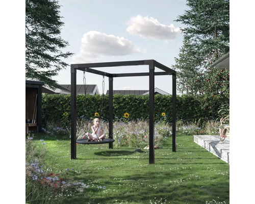 Gunga med en flicka i en trädgård med gräsmatta