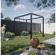 Trädgårdsscen med lekplats, gunga, boll, leksaksbil och ett barn