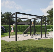 Lekplats med gungor, rutschkana och klätterställning i trädgården.