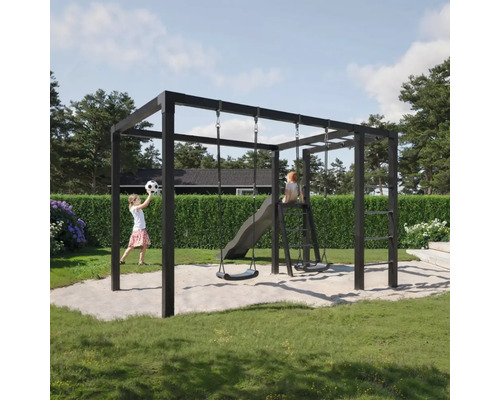 Lekplats med gungor, rutschkana och klätterställning i trädgården.