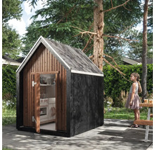 Lekstuga i trä med öppen dörr och barn i trädgården