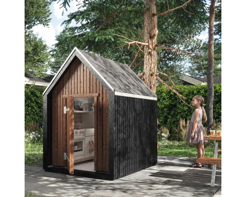 Lekstuga i trä med öppen dörr och barn framför i trädgården