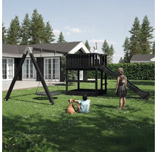 Lekplats med gunga, torn och rutschkana i trädgården