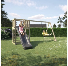 Lekplats med rutschkana och gunga i trädgården