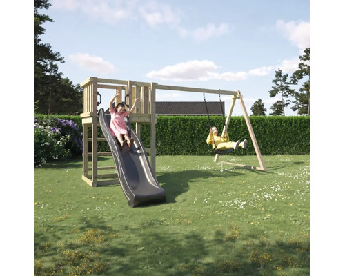 Lekplats med rutschkana och gunga i trädgården