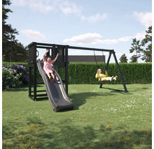 Lekplats med rutschkana och gunga i trädgården, med lekande barn