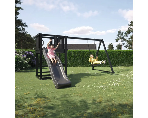 Lekplats med rutschkana och gunga i trädgården, med lekande barn