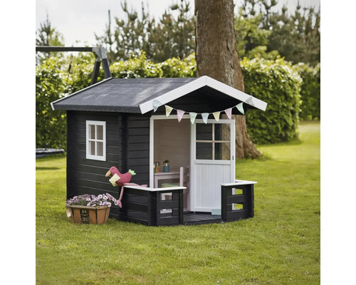 Lekstuga i trä med fönster och dörr i trädgården