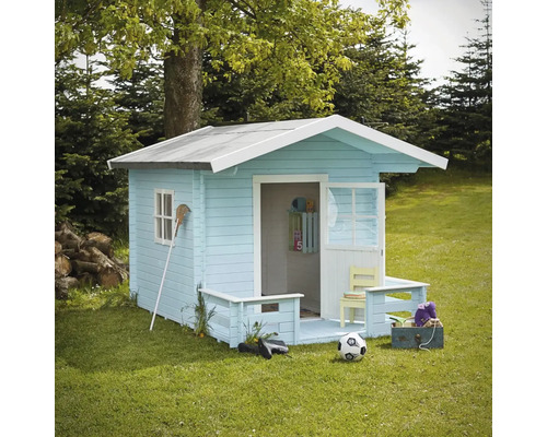 Lekstuga i trä i trädgården med leksaker