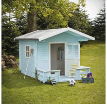 Blått lekstuga för barn med fönster, dörr och sittgrupp i trädgården.