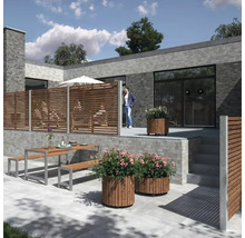 Uteplats med trästaket, bord, bänkar och planteringskärl på en terrass