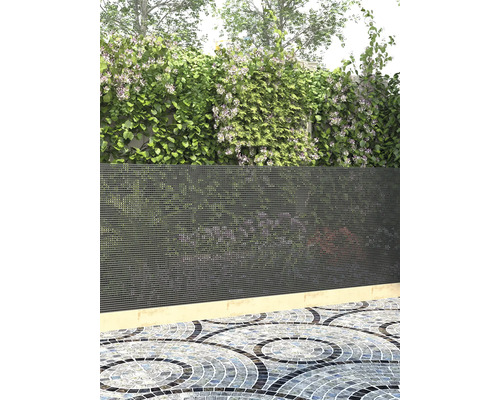 Sichtschutzvägg i trädgården med växter och mosaikgolv