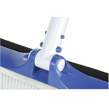 Detaljvy av en poolborste med blått hölje och vita borst