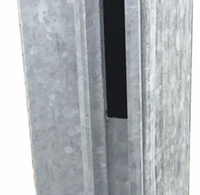 Metallstolpe med spår