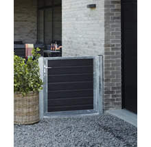 Trädgårdsscen med en liten grind av metall och trä