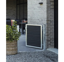 Trädgårdsscen med en liten grind av metall och trä, en blomlåda och en terrass