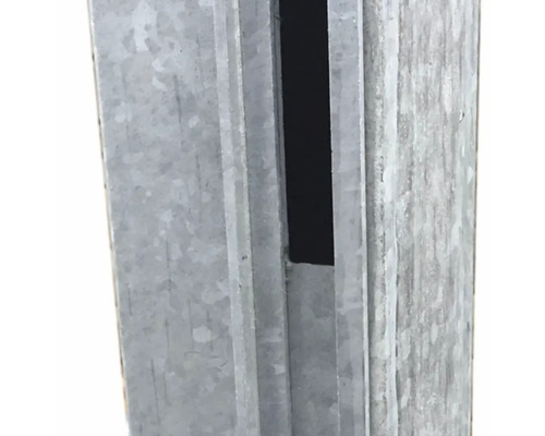 Detaljvy av en metallstaketstolpe med en rektangulär utskärning.