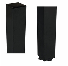 Två svarta fyrkantiga trästolpar