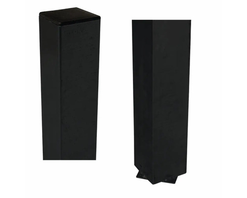 Två svarta fyrkantiga trästolpar