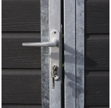 Detaljvy av en trädgårdsgrind i metall med handtag och nyckel