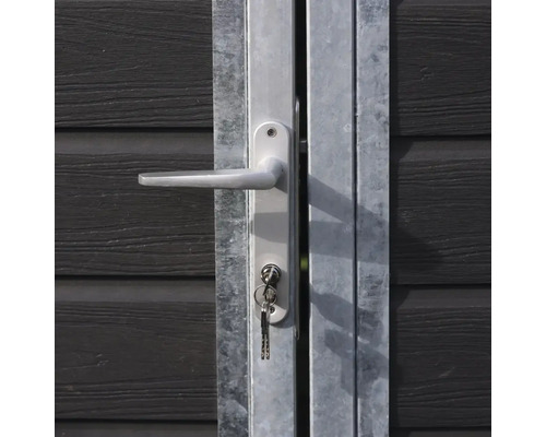 Detaljvy av en trädgårdsgrind i metall med handtag och nyckel