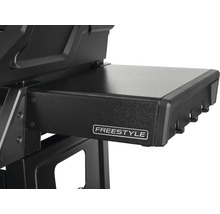 Detaljbild av en svart gasolgrill med förvaringsutrymme av märket Freestyle