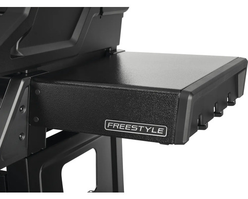 Detaljbild av en svart gasolgrill med förvaringsutrymme av märket Freestyle