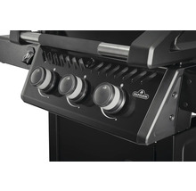 Detaljvy av en svart Napoleon gasolgrill med kontrollknappar