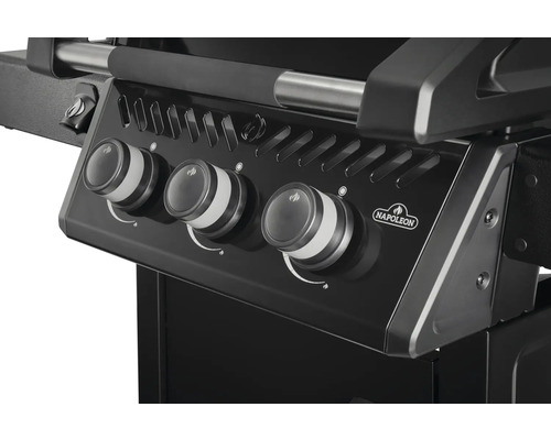 Detaljvy av en svart Napoleon gasolgrill med kontrollknappar