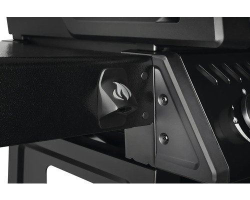 Detaljvy av en svart gasolgrill med flamsymbol