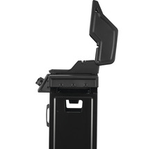 Svart gasolgrill med öppet lock.