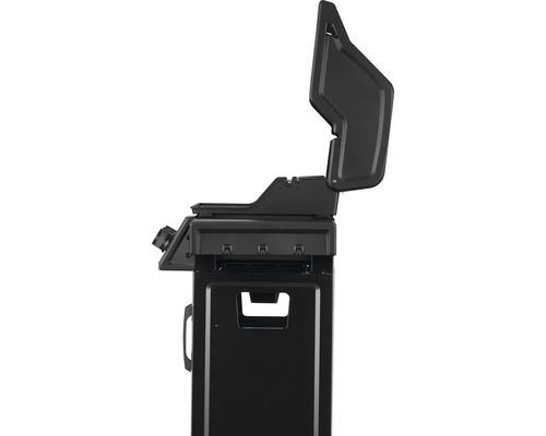 Svart gasolgrill med öppet lock.